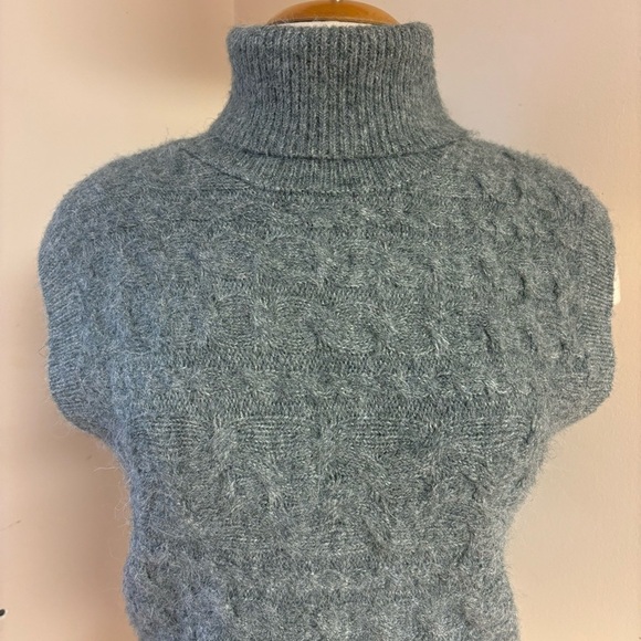 Old Navy Women’s Grey Sleeveless Cropped Cable-Knit Turtleneck Sweater Vest - Picture 6 of 13